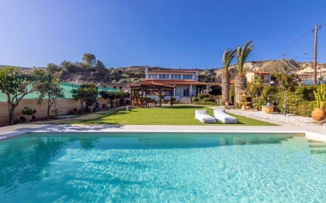 Luxury Garden Villa with Heated Pool