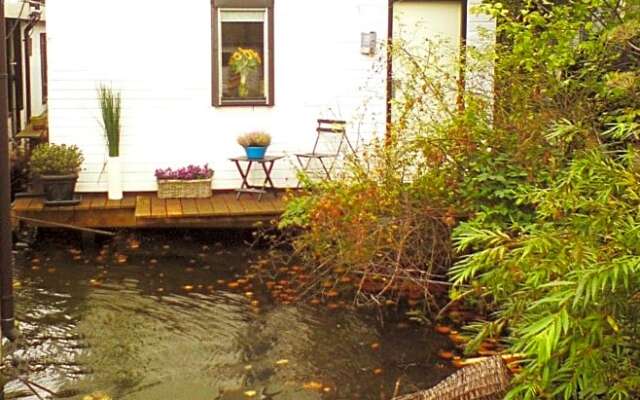 Romantic quiet studio on the canal
