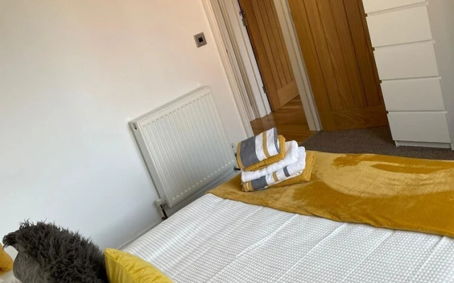 Hull Spacious Guest House-3
