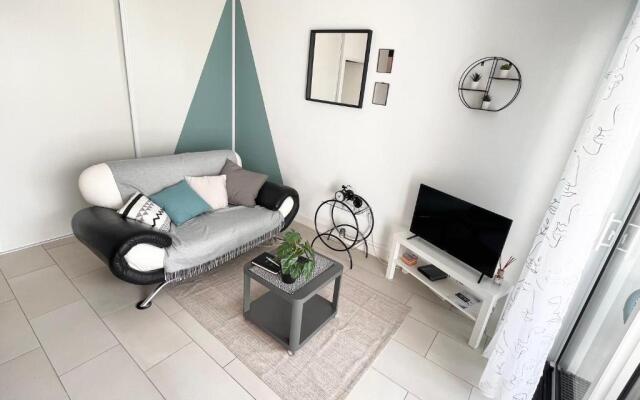 Jacuzzi / Parking Privé / Terrasse / Au pied du tram