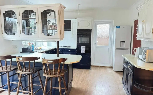 Charming Luton Home for Families & Business Stays