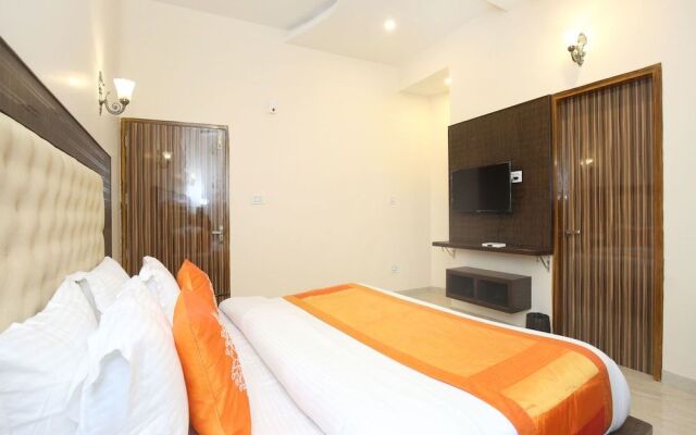 OYO 10330 Hotel Golden Brooks