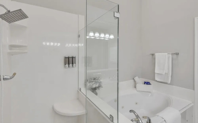 Spacious Urban Uptown Retreat 3 Bedroom Townhouse