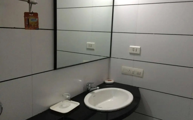 OYO Flagship 27068 The Sapphire Comfort Hotel