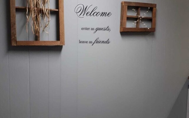 Bay Lake Inn (Frontiersman Motel)