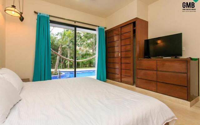 Swim Up Apartment P003