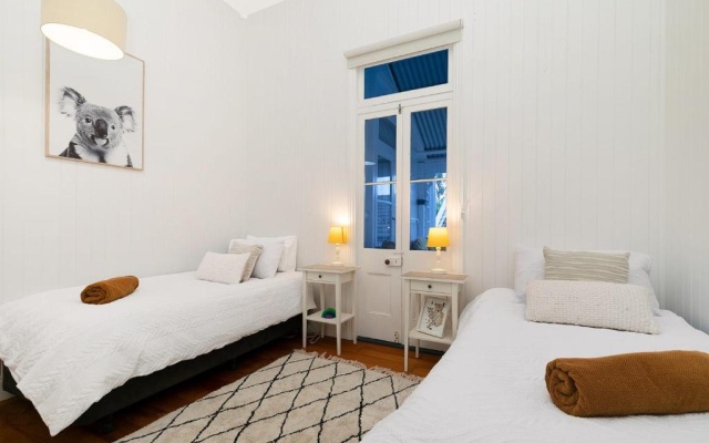 The Indooroopilly Queenslander - 4 Bedroom Family Home - Private Pool - Wifi - Netflix – Guest Rooms – Brisbane