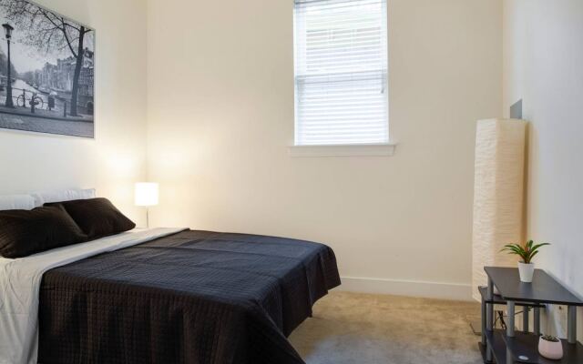 Fun 1 BR Apt In Popular NODA