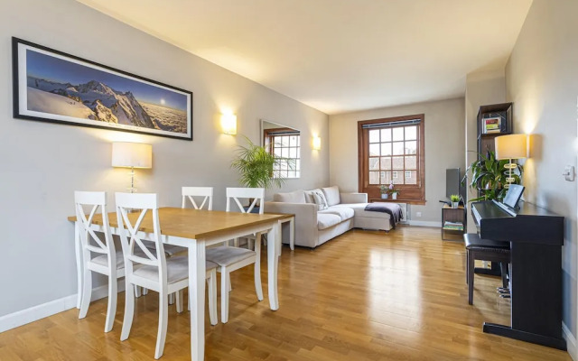 Peaceful Putney Apartment by Underthedoormat