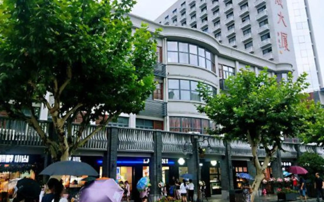 Longlin Shanju Holiday Hotel