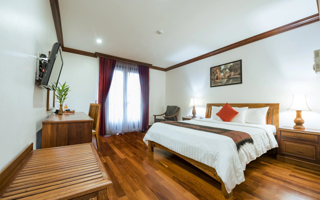 The Suite By Royal Crown Hotel