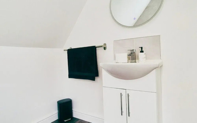 Cosy 2BR House on Quiet Street