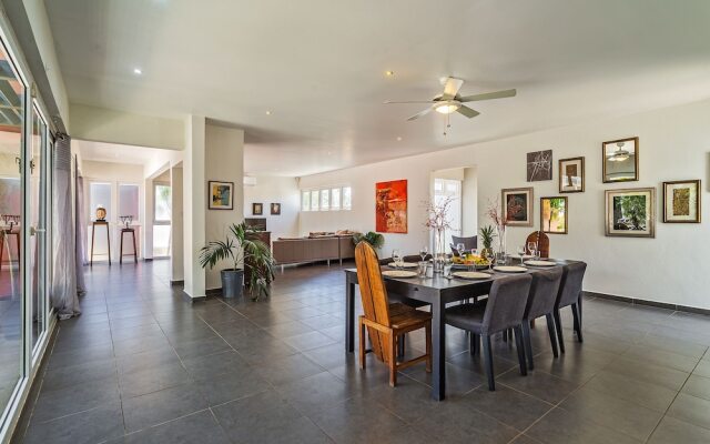 Stunning Modern Home, Near Beaches Full AC