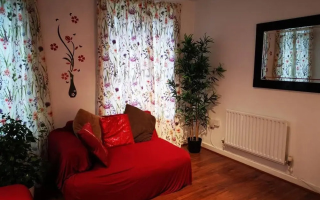 2 Bed Flat - Sleeps 4 - Parking - Wifi