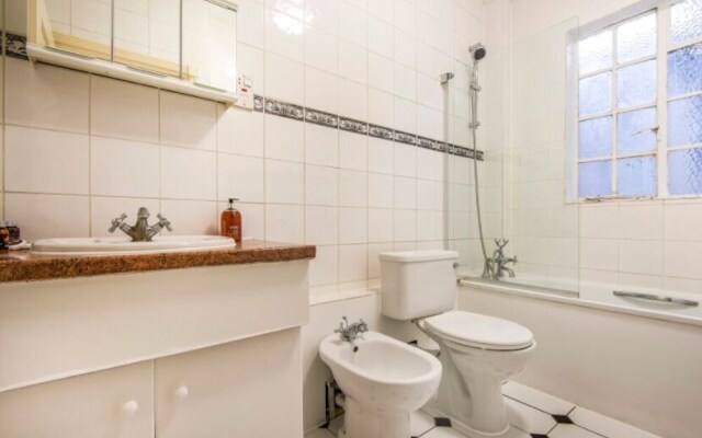 Spacious 2 Bed Apartment next to Regents Park