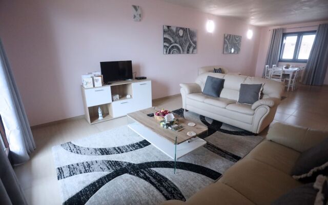 4 Guests - Sea Breeze Stay With Valley Views