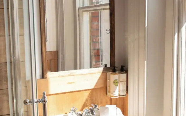 The Old Farmhouse Pub & Rooms