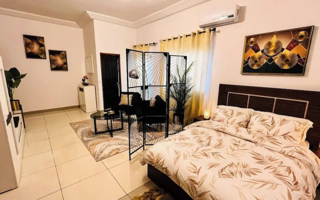 Medo's Luxury Houses - Large Studio