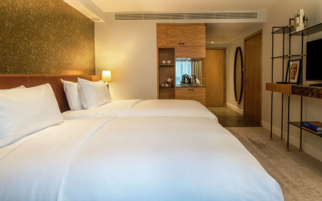 Lincoln Plaza London, Curio Collection by Hilton