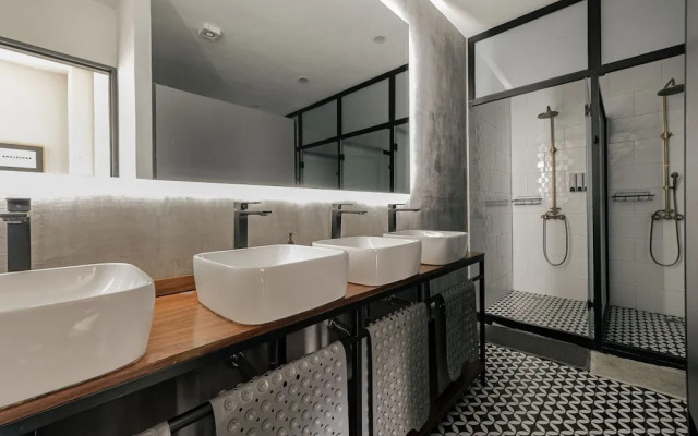 Low bed Mixed Shared Room