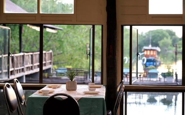 Country Lakeview Hotel