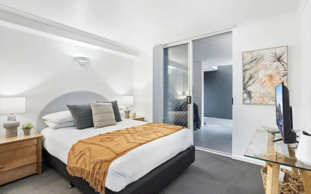 Comfy 2-bed With Pool and Secure Parking – Guest Rooms – Brisbane