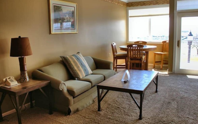 Pier Plaza Lodging