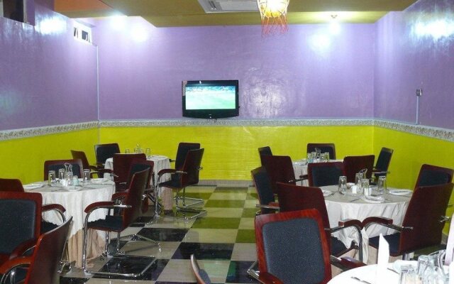 Max Royal Hotel & Suites