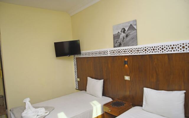 Pyramids paradise hotel