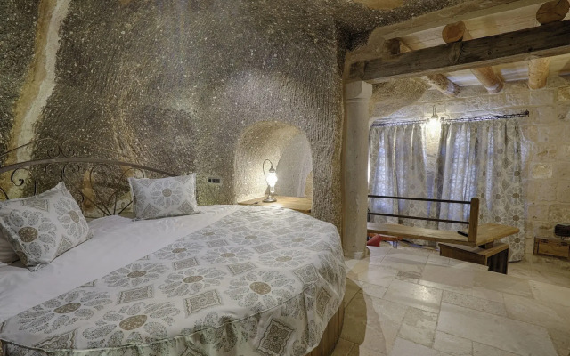 Hera Cave Suites