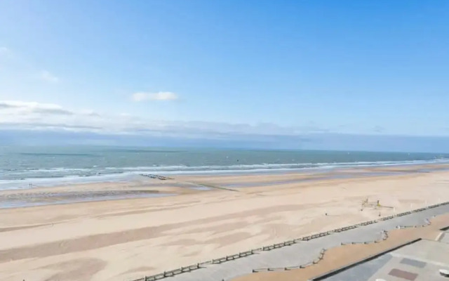 Seaview Apartment on the Beach - Free Parking