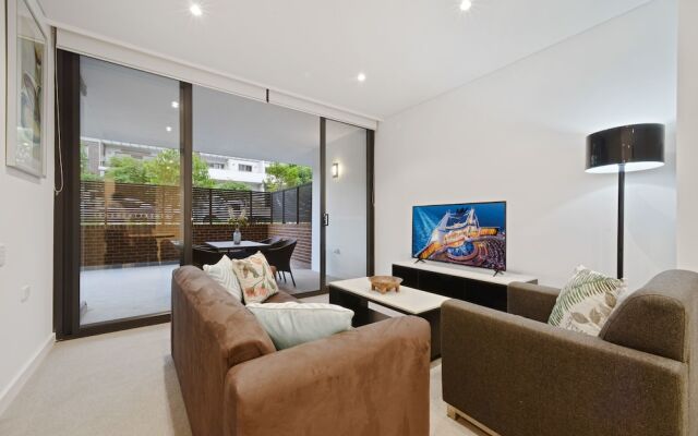 Peaceful Water Side Retreat with Huge Courtyard