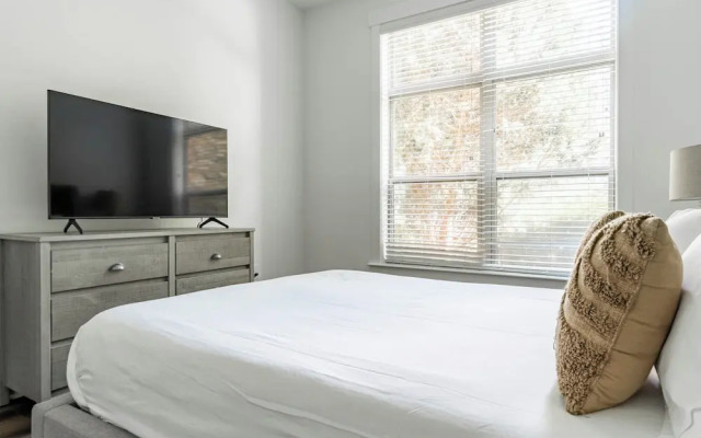 Landing Weston Lakeside Apartments