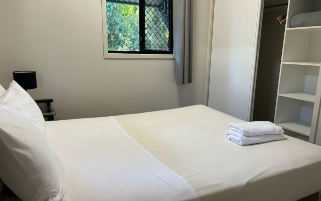 Tropical Hibiscus Caravan Park – Guest Rooms – Wongaling Beach