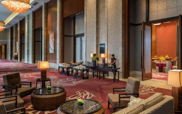 HUALUXE Hotels & Resorts Yangjiang City Center by IHG