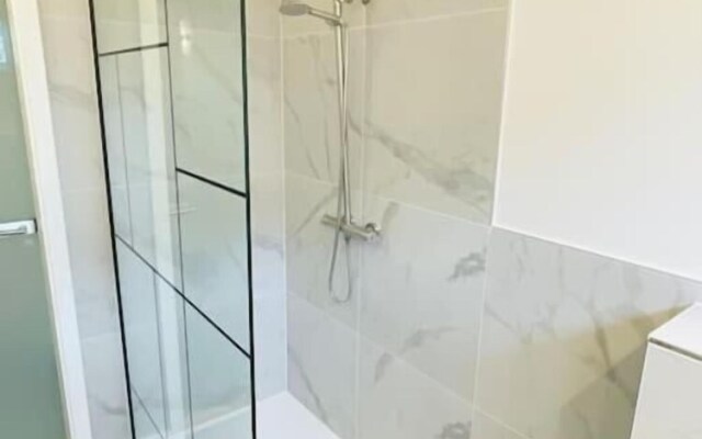 3 bedrooms in Center Terrace & Parking