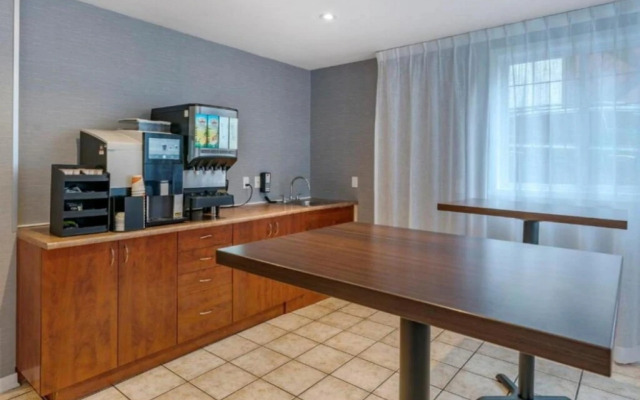 Hotel Louisbourg Montreal