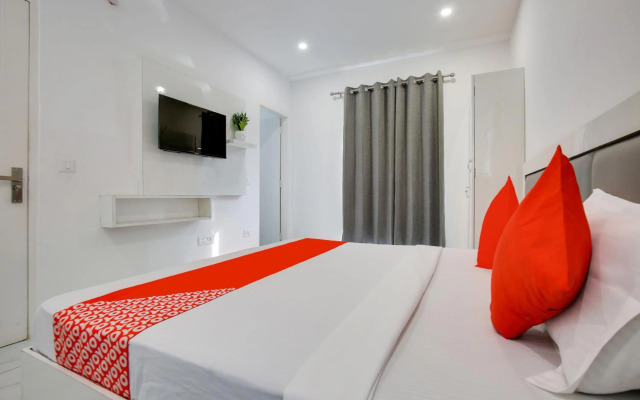 OYO Flagship 80590 Sky White House