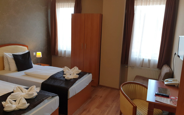 Six Inn Hotel