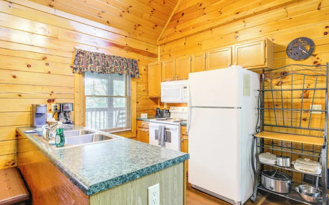 Sevierville Cabin w/ Hot Tub & Deck!