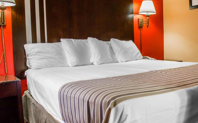 Rodeway Inn Macarthur Airport