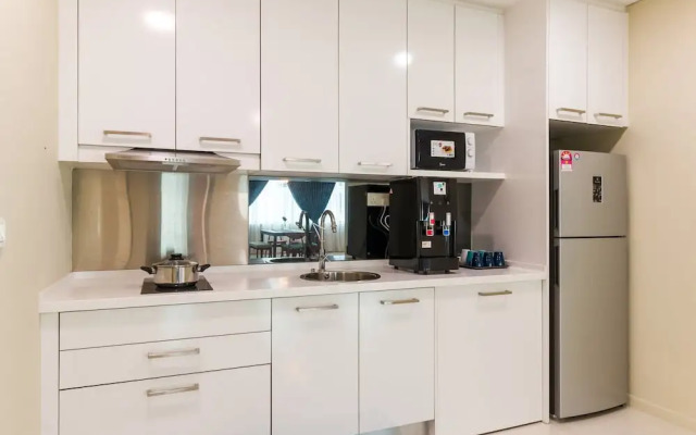 Bright 3 Queen Bed Condo Walk to KL Tower