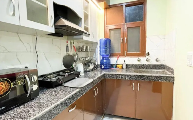 Roomshala 177 Homestay Thehrav