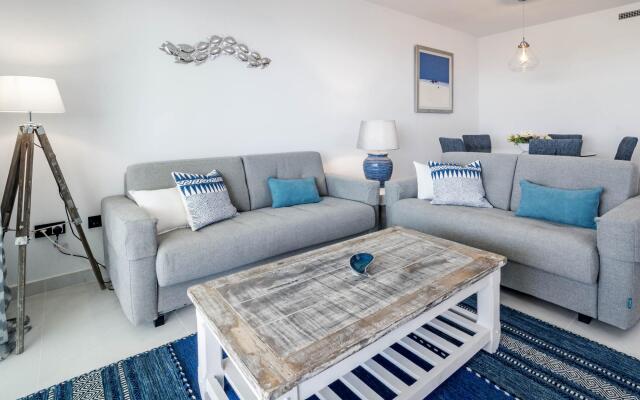 LAE23i- Apotel Estepona Hills by roomservices