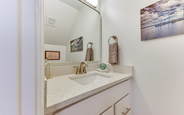 Fernandina Beach Townhome, Steps to Public Beach