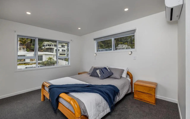Waterfront Beach House - Paihia Holiday Home