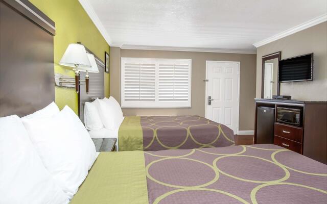 Elev8 Hotel Los Angeles LAX