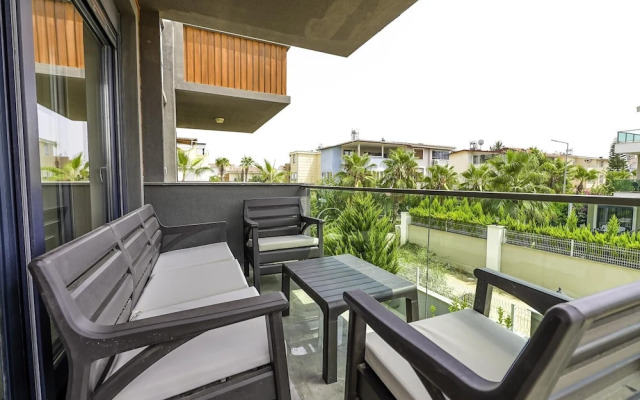 Flat w Shared Pool and Balcony 8 min to Beach
