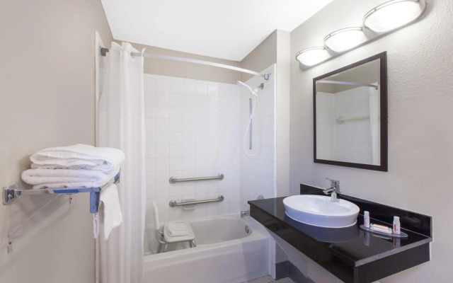 Days Inn by Wyndham Ennis