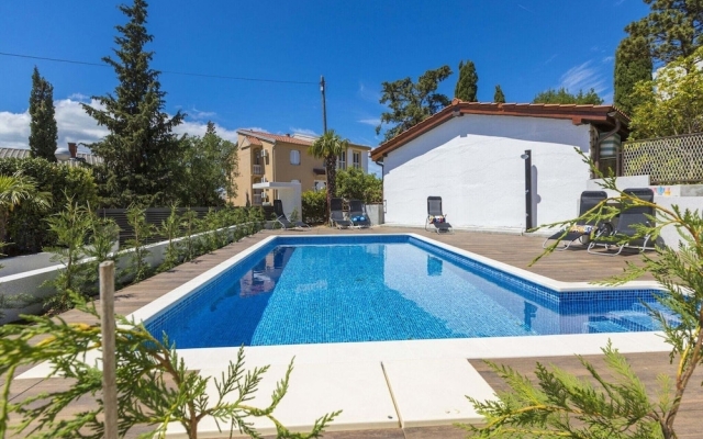 Comfortable Apartment With Pool and Large Covered Terrace